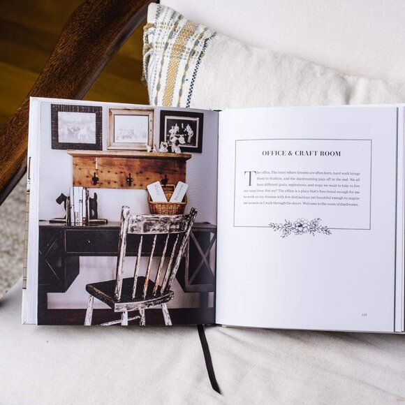 Cozy White Cottage: 100 Ways to Love the Feeling of Being Home - Picture 11 of 15